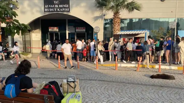Bayram tatilinde kapı vizesi kuyruğu: Tatilciler Midilli Adası'na akın etti