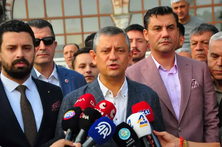 CHP lideri Özel’den tutuklama görüntülerine sert tepki: Kanunun verdiği yetkiyi aşarsan…