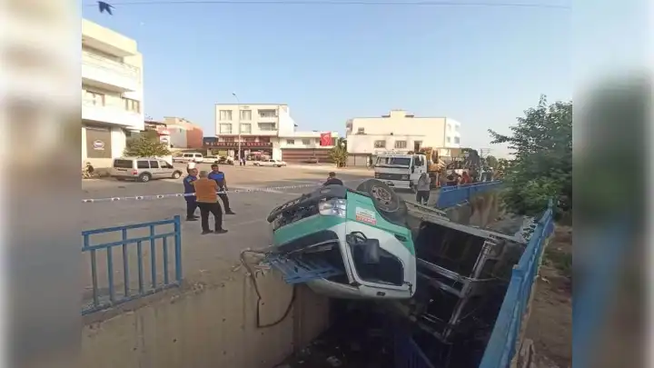 Çöp kamyonu sulama kanalına devrildi: 3 yaralı