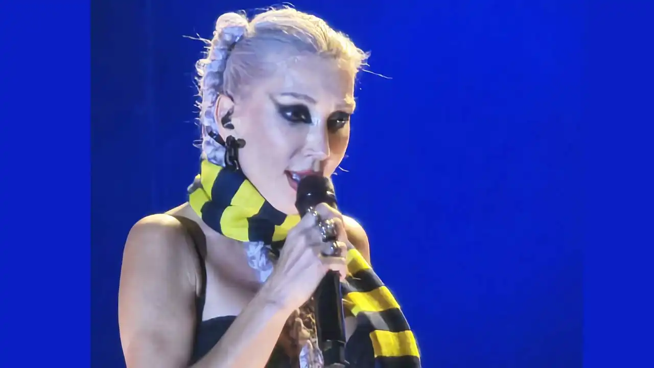 Dillere pelesenk olan şarkılarıyla Hande Yener Alaçatı’da  haberinin görseli