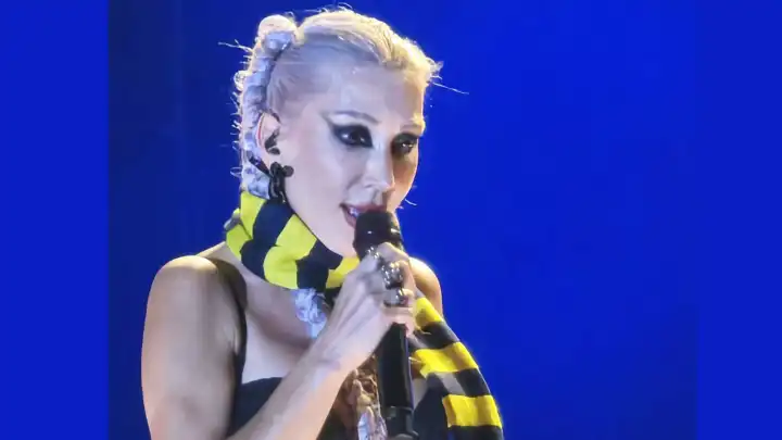 Dillere pelesenk olan şarkılarıyla Hande Yener Alaçatı’da  haberinin görseli