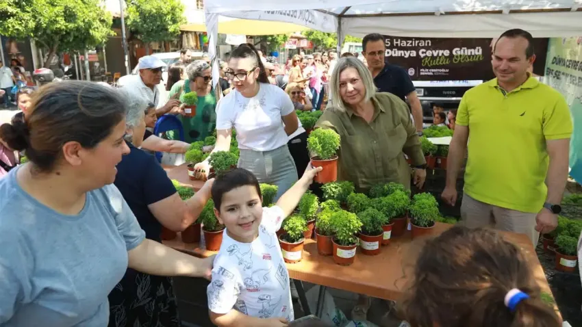 Efes Selçuk’ta Dünya Çevre Günü etkinliği: Atığını getiren fesleğeni kaptı