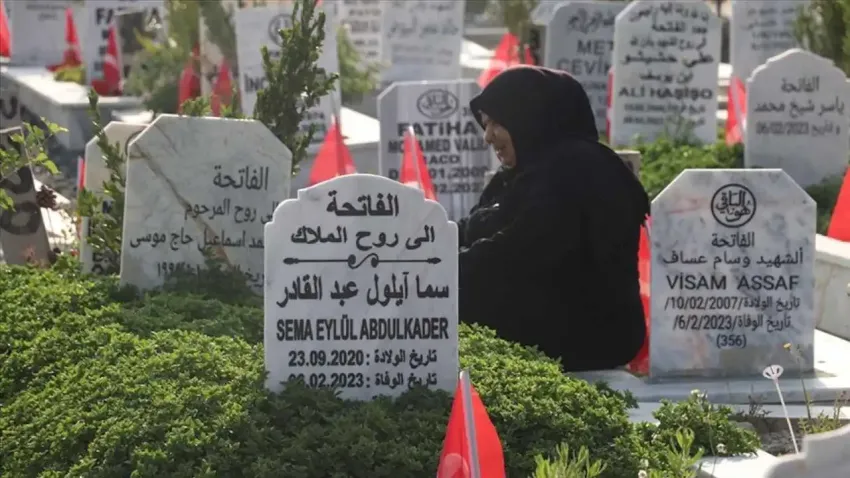 Hatay'da buruk bayram: Narlıca Deprem Mezarlığı ziyaret edildi 