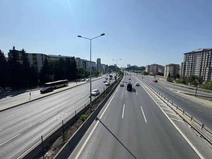İstanbul’da bayram sessizliği: Megakentte yollar boş kaldı
