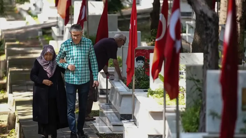 İzmir'de buruk bayram: Şehit annelerinin gözü yaşlı haberinin görseli