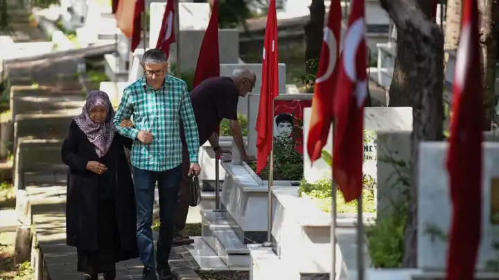 İzmir'de buruk bayram: Şehit annelerinin gözü yaşlı