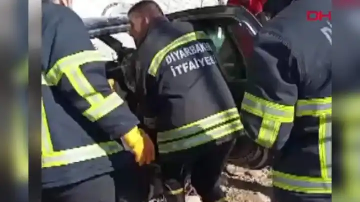 Lastiği patlayan otomobil istinat duvarına çarptı: Çok sayıda yaralı var!