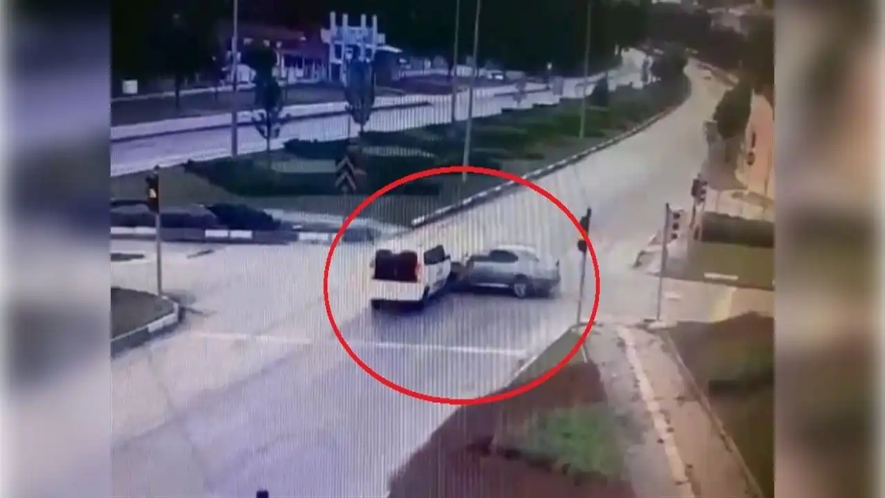 Ticari araç ile otomobil çarpıştı: 5 yaralı haberinin görseli
