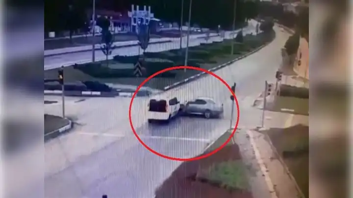 Ticari araç ile otomobil çarpıştı: 5 yaralı
