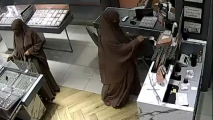 Aynı yöntemle 5 kuyumcudan toplam 3 milyonluk altın çaldılar: 16 yaşındaki şüphelinin 51 suç kaydı çıktı