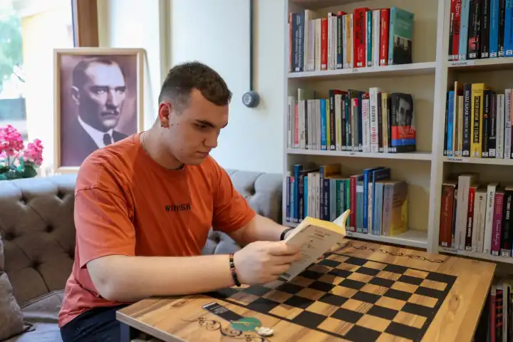 Buca’nın kitap kurdu Asil, okuma sevgisiyle herkese ilham oluyor