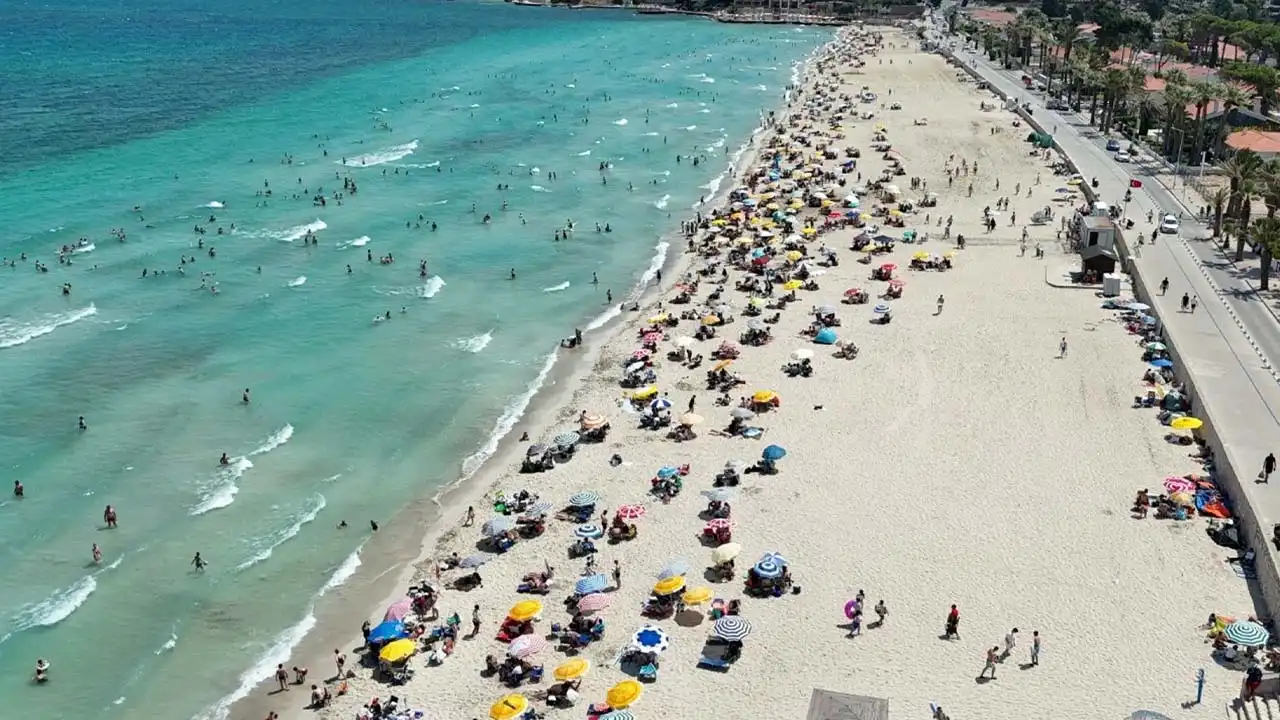 Çeşme sahillerinde bayram yoğunluğu haberinin görseli