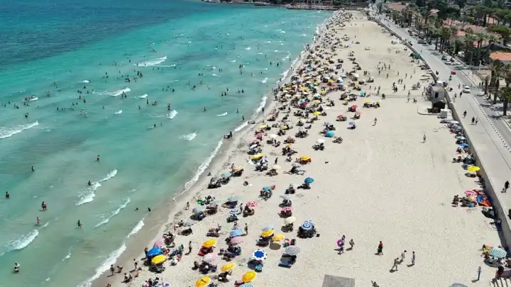 Çeşme sahillerinde bayram yoğunluğu
