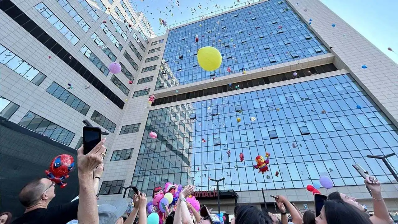 İzmir'de balonlar çocuklar için uçtu haberinin görseli