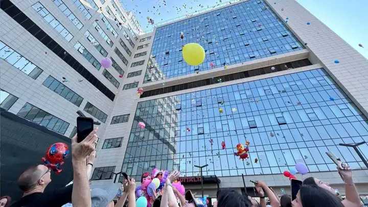 İzmir'de balonlar çocuklar için uçtu