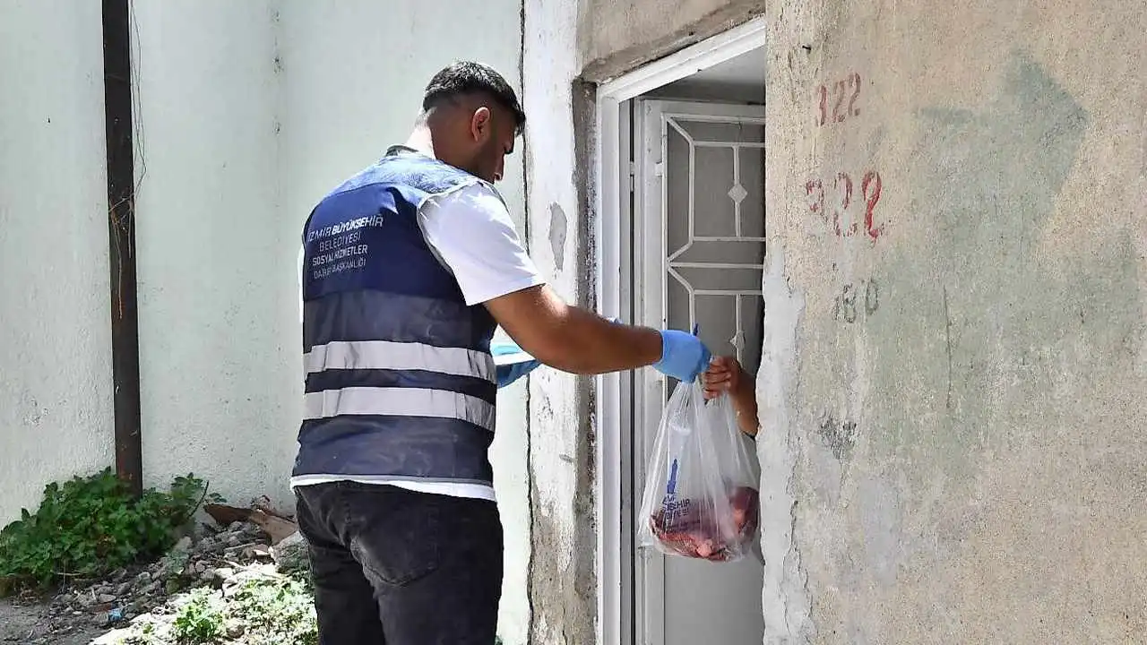 İzmir’de bayram dayanışması: Et bağışları ihtiyaç sahiplerine dağıtılmaya başlandı haberinin görseli
