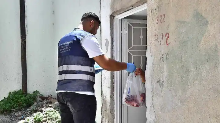 İzmir’de bayram dayanışması: Et bağışları ihtiyaç sahiplerine dağıtılmaya başlandı