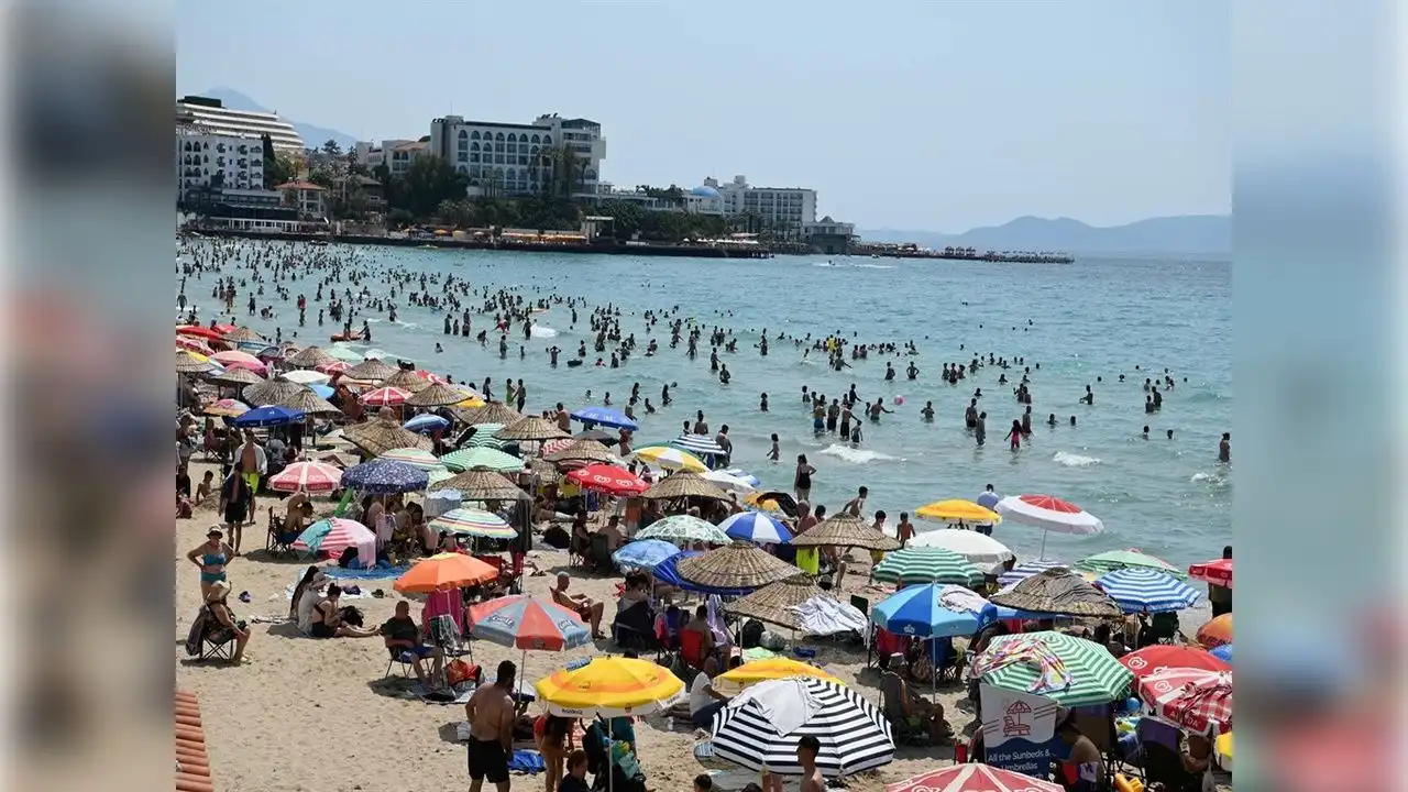 Kuşadası'nda bayram yoğunluğu: Plajlarda iğne atsan yere düşmez! haberinin görseli