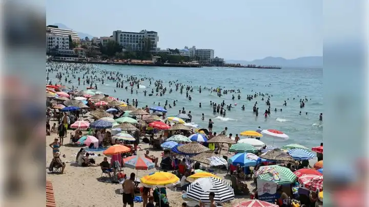 Kuşadası'nda bayram yoğunluğu: Plajlarda iğne atsan yere düşmez!