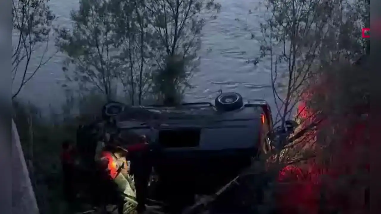 Sivas'ta minibüs nehir yatağına düştü: 4 yaralı haberinin görseli