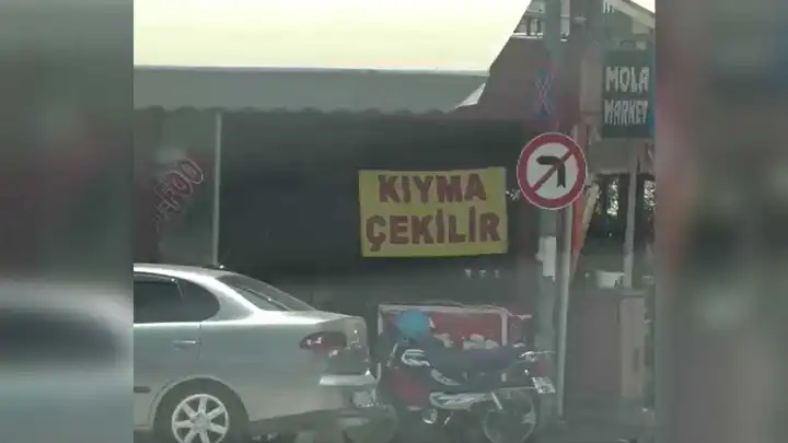 Tekel bayisinde 'kıyma çekilir' afişi