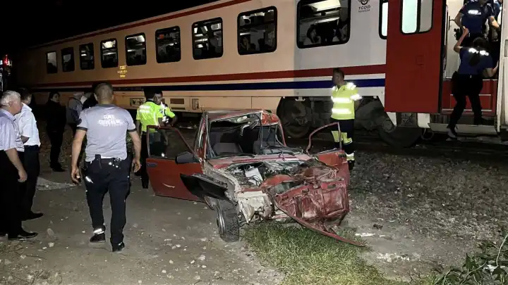 Ankara-İzmir seferi yapan tren otomobile çarptı: Sürücü her yerde aranıyor