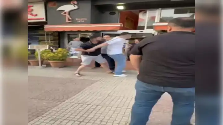 Aracına çarpan sürücüye saldırdı!