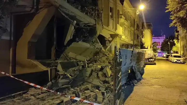 Avcılar’da 6 katlı binada çökme: Çevredeki apartmanlar tahliye edildi