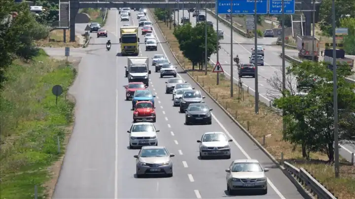 Bayram tatilinden dönüş başladı: İstanbul yolunda yoğunluk oluştu 