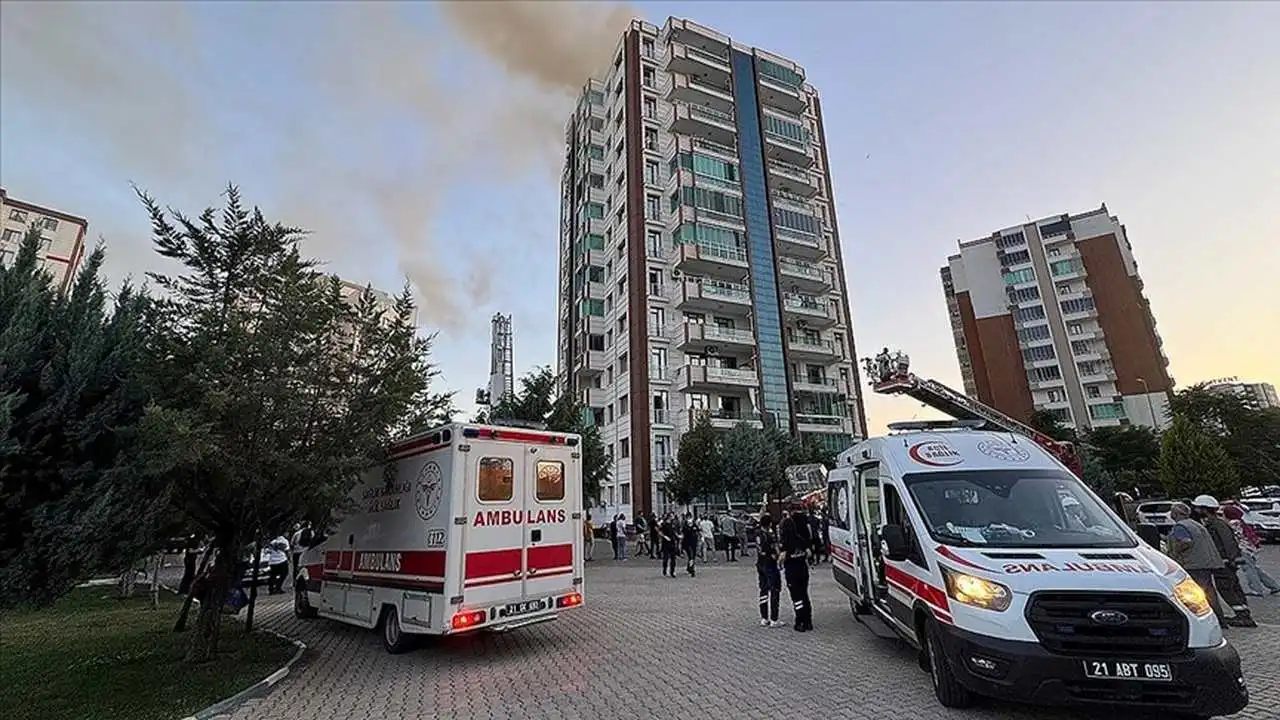 Diyarbakır'da 4 kişinin öldüğü yangına ilişkin 2 şüpheli tutuklandı haberinin görseli