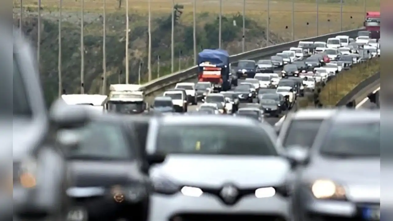 İzmir'de bayram dönüşü otoyolda trafik durma noktasına geldi! haberinin görseli