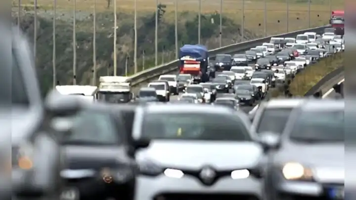 İzmir'de bayram dönüşü otoyolda trafik durma noktasına geldi!