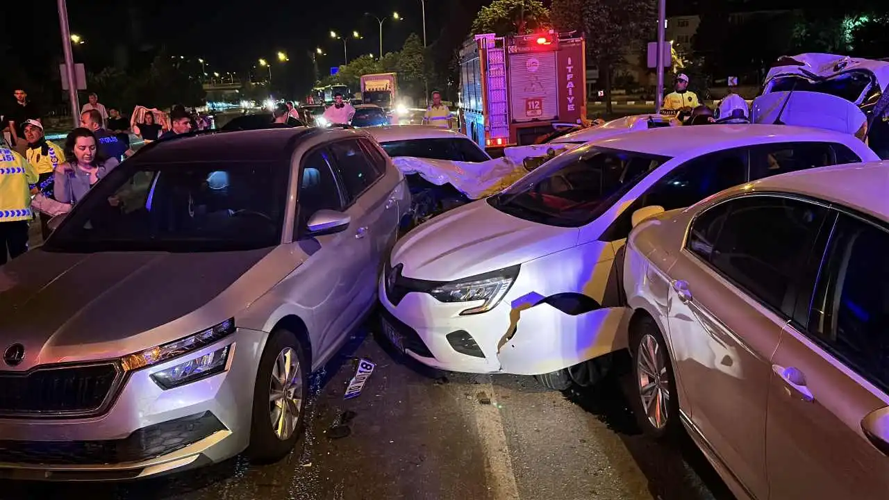 Kütahya’da zincirleme kaza: Kırmızı ışıkta 6 araç birbirine girdi haberinin görseli