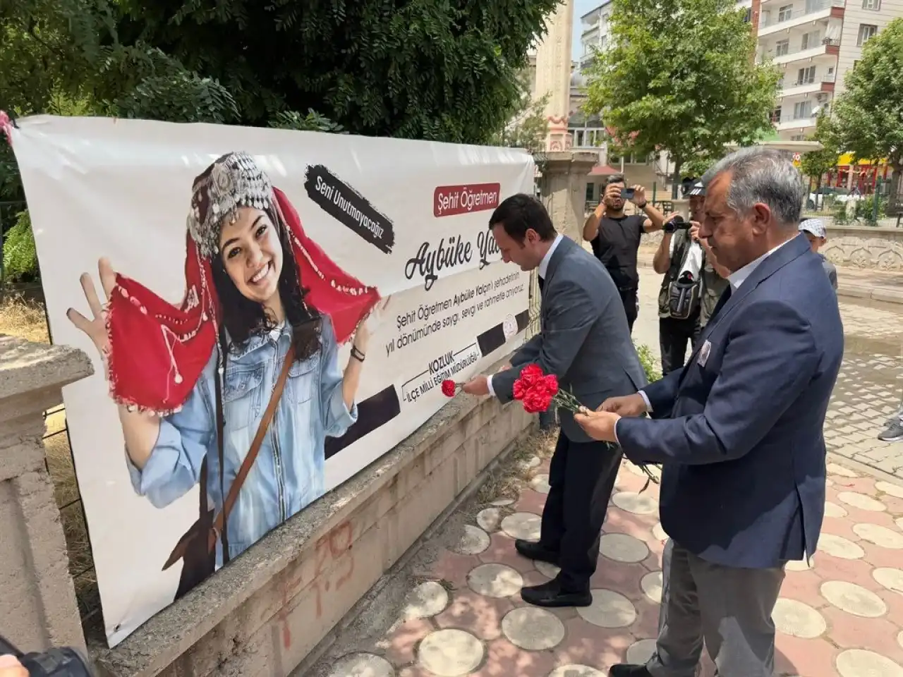 8 yıl önce PKK'nın saldırısı sonucu şehit edilen Aybüke öğretmen anıldı! haberinin görseli