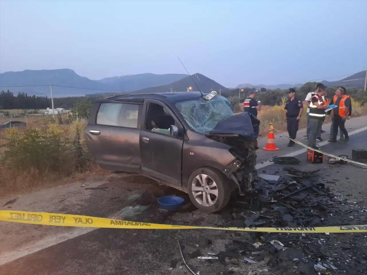 İzmir Menderes’te trafik kazası can aldı! 5 ölü, 2 yaralı haberinin görseli