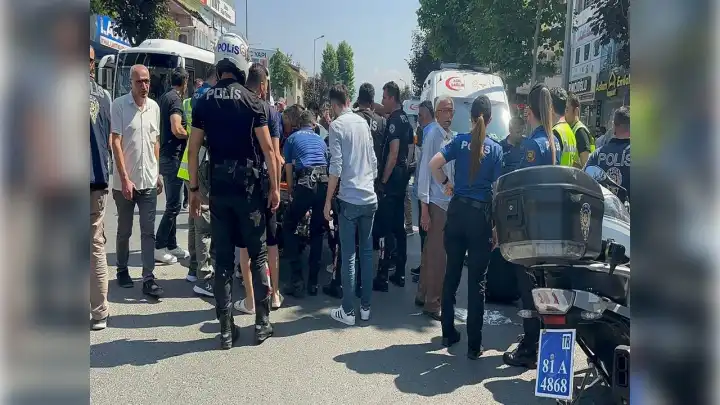 Otomobille çarpışan motosikletteki 2 polis yaralandı