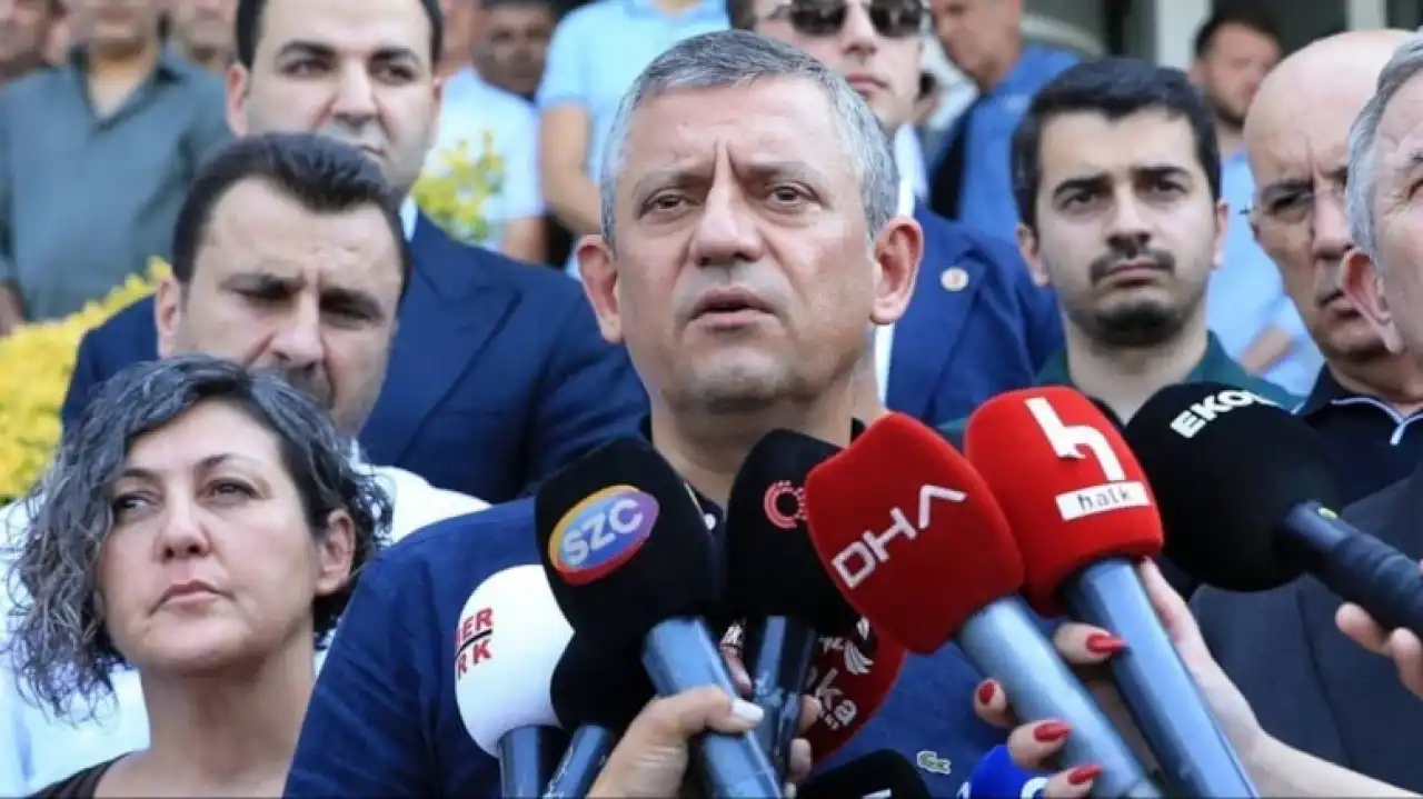 Özgür Özel'den Ferdi Zeyrek’in sağlık durumu hakkında açıklamada bulundu haberinin görseli