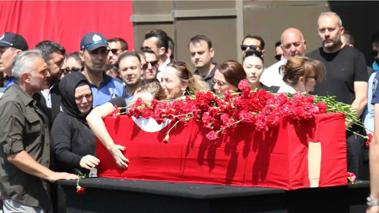 Aslanoğlu’ndan Zeyrek’e veda mesajı: Yol arkadaşım, seni hiç unutmayacağız... haberinin görseli