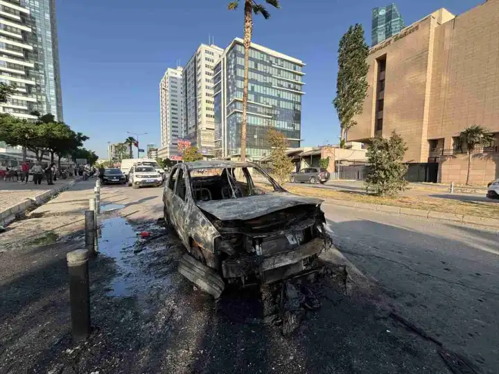 İzmir haber: Bayraklı’da seyir halindeki otomobil yandı