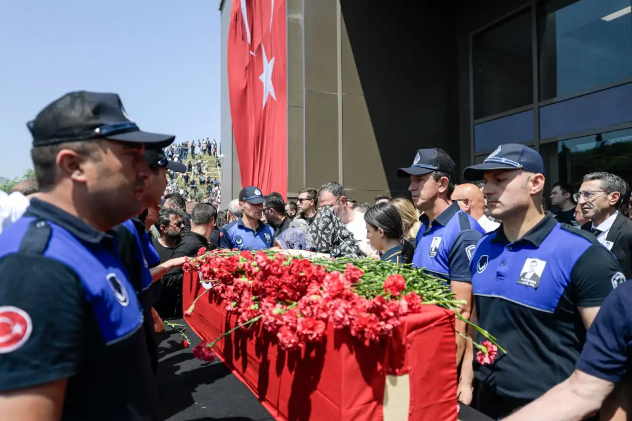 Manisa Büyükşehir Belediye Başkanı Ferdi Zeyrek, sevenlerinin gözyaşları arasında son yolculuğuna uğurlandı galerisinin önkapak görseli
