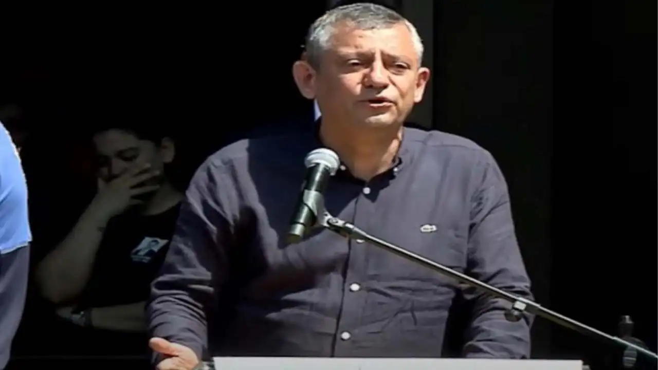 Özel, gözyaşları içinde Ferdi Zeyrek'i uğurluyor! haberinin görseli