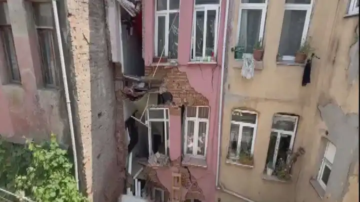3 katlı binanın balkonu çöktü: Belediye ekipleri binayı mühürledi!