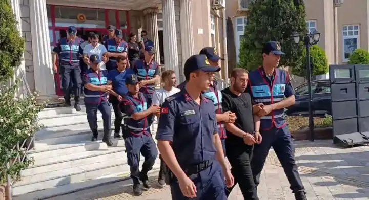 Aydın’da turistleri taşıyan otobüse taşlı saldırı: 5 şüpheli tutuklandı