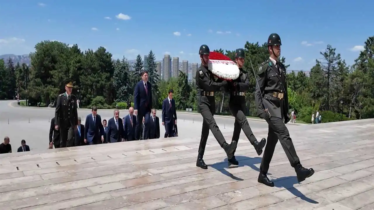Bakan Tunç, yeni HSK üyeleriyle Anıtkabir'i ziyaret etti haberinin görseli
