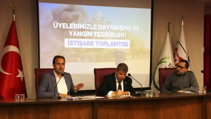 İzmir'de yanan sandalye fabrikası sektör dayanışmasıyla yeniden üretime geçti haberinin görseli