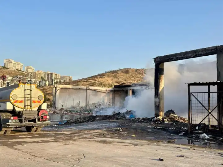 İzmir haber: Geri dönüşüm tesisinde çıkan yangın söndürüldü