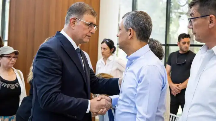 Merhum Başkan Zeyrek’in ailesi ile CHP Lideri Özel taziyeleri kabul etti