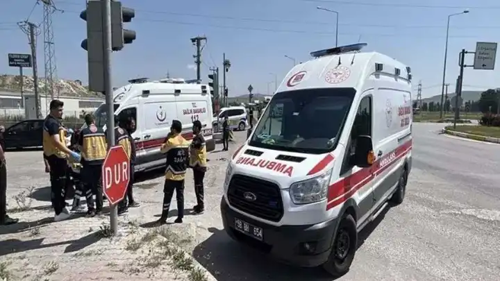 Ambulans ile otomobil çarpıştı: 5 kişi yaralandı