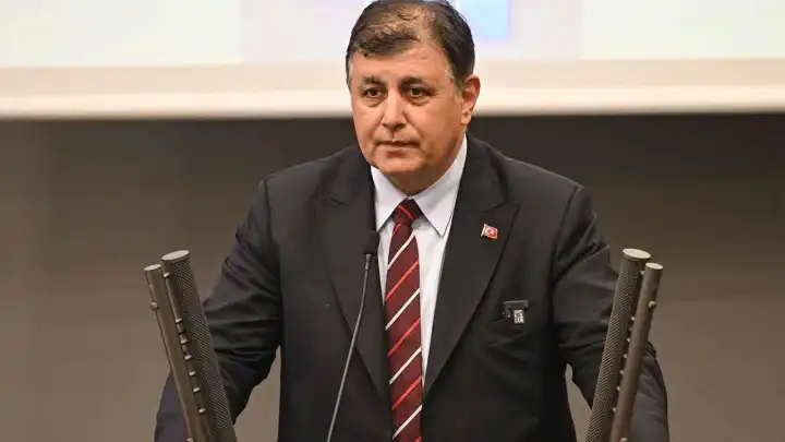 Büyükşehir'den toplu işten çıkarma ile ilgili Başkan Tugay'dan açıklama: İşten çıkarılacak arkadaşların sorumlusu sendikadır