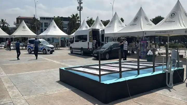 Etkinlikte demir pano dehşeti!
